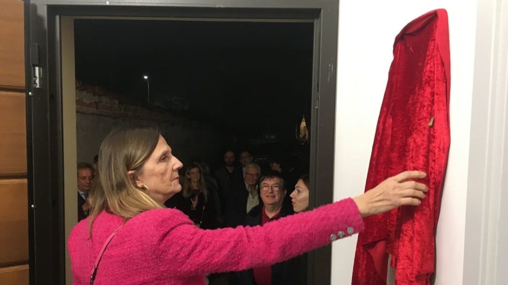 La moglie di Luigi Amicone, Annalena Valenti, scopre la targa con l'intitolazione al marito dell'orangerie del collegio della Guastalla