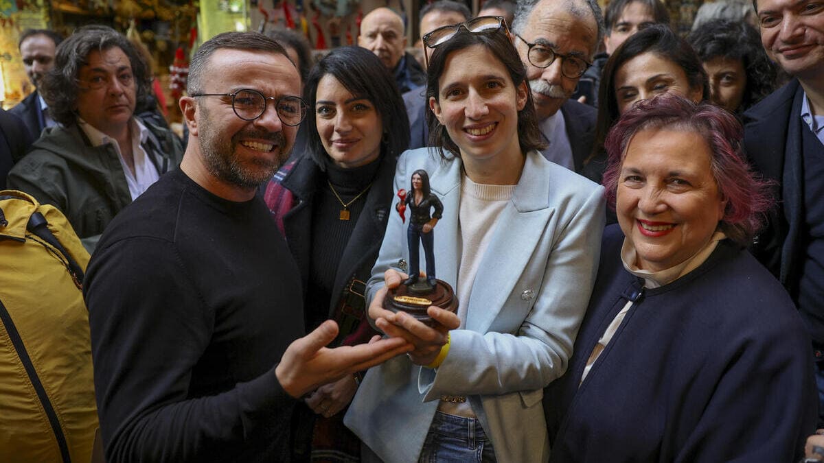 La segretaria del Pd Elly Schlein mostra la statuina del presepe che la rappresenta, Napoli, 1 dicembre 2023 (Ansa)