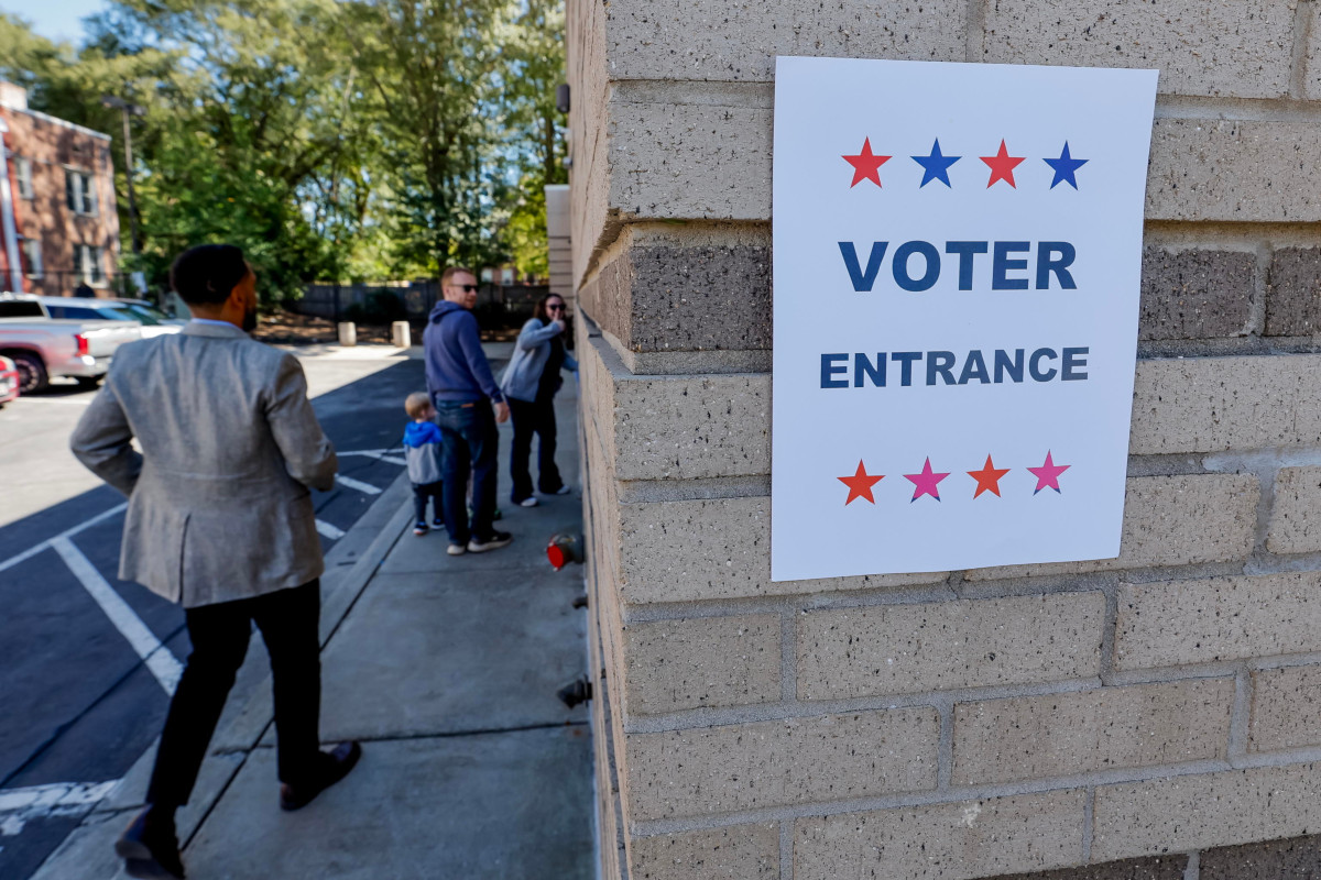 Elettori all’ingresso di un seggio per il voto anticipato (early voting) ad Atlanta, Georgia, 16 ottobre 2024