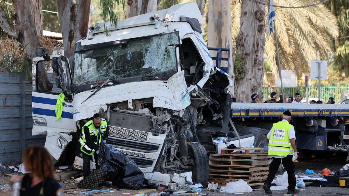 Un camion speronato fuori dalla base militare di Glilot vicino a Tel Aviv, Israele, il 27 ottobre 2024 (foto Ansa)