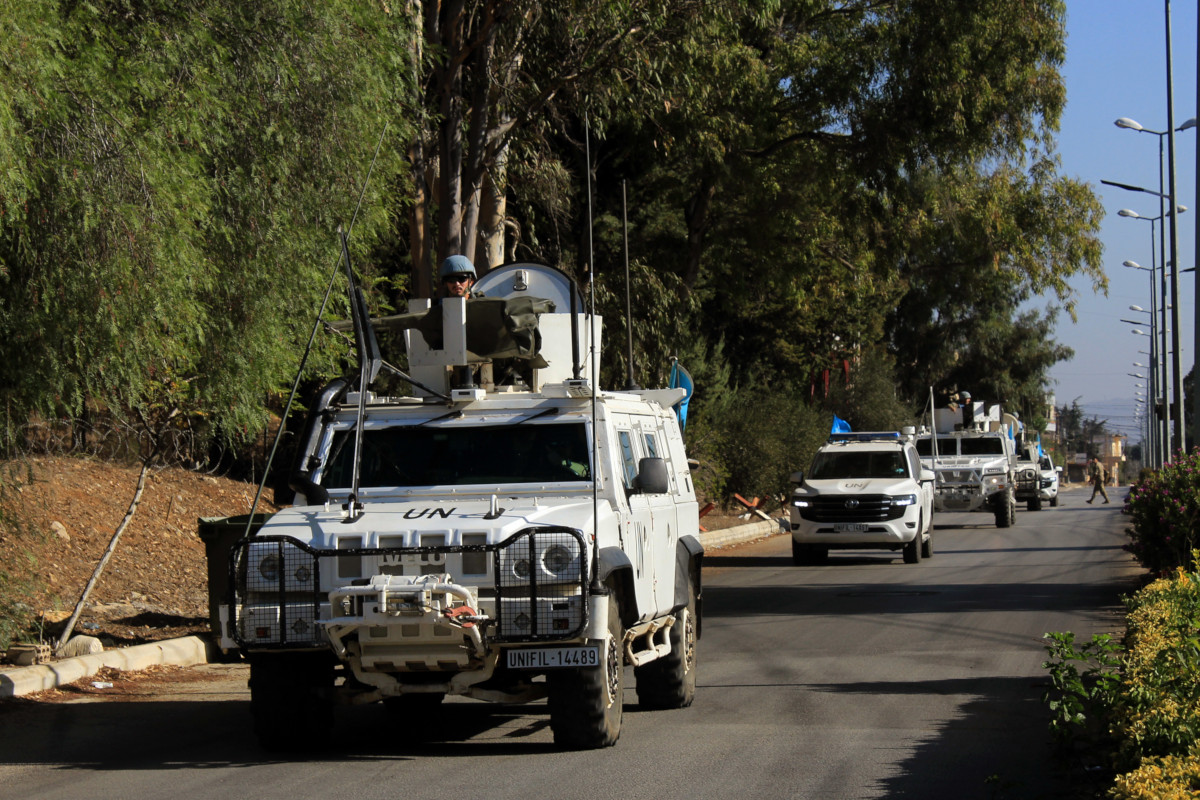 I caschi blu dell’Unifil pattugliano le strade di Qliyaa, Libano, 12 ottobre 2024