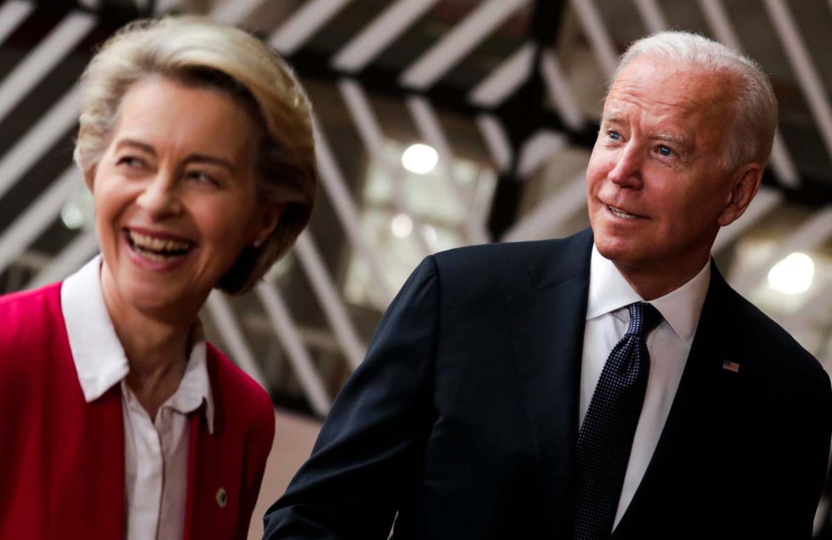 La presidente della Commissione europea Ursula von der Leyen con il presidente degli Stati Uniti Joe Biden (foto Ansa)