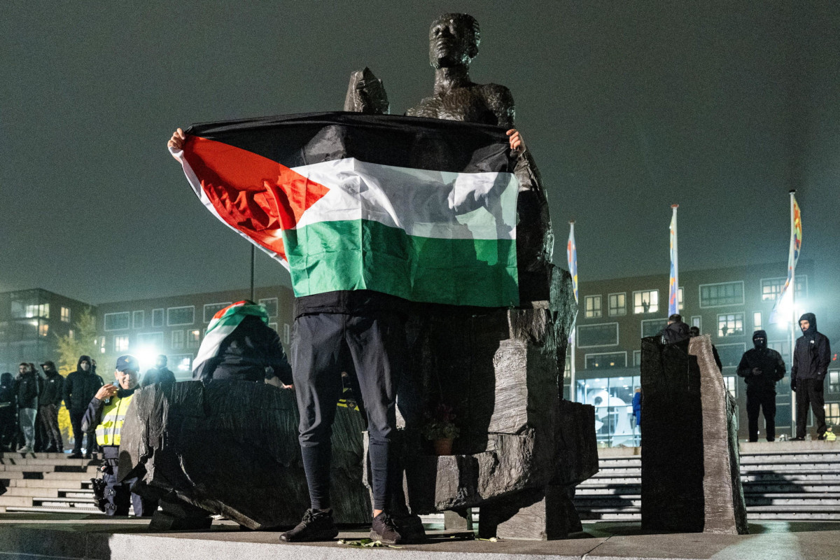 Dimostrazione pro Palestina prima della partita tra Ajax e Maccabi Tel Aviv ad Amsterdam del 7 novembre scorso, terminata con imboscate e pestaggi ai danni dei tifosi israeliani (foto Ansa)
