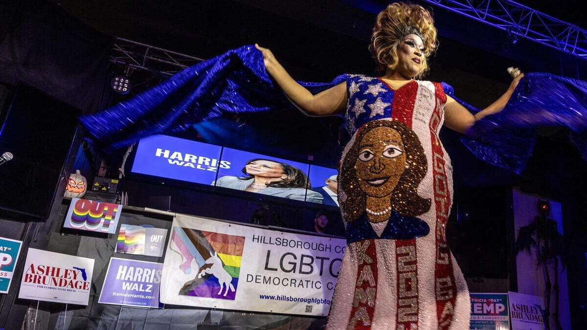 La Drag queen Dede Santos per Kamala Harris, Tampa, Florida, 1 novembre 2024 (foto Ansa)