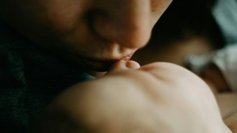 «Mamma, ti sto cercando». L’ancestrale «bisogno» di Benedetta che solleva domande sulla surrogata