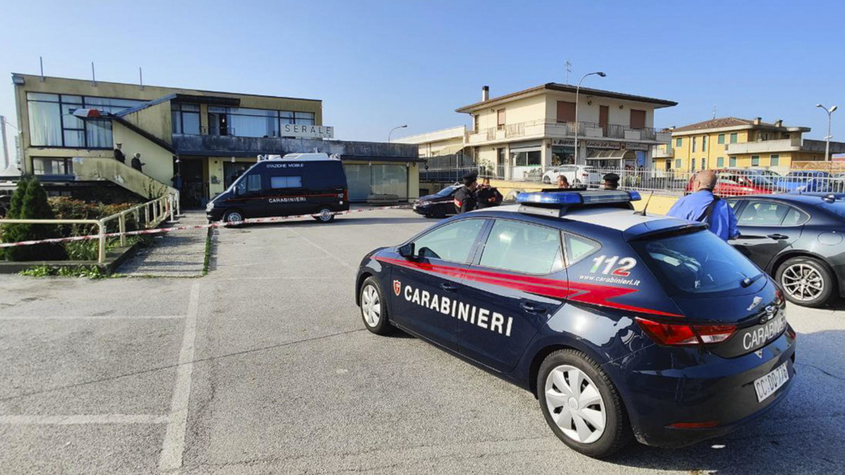 I carabinieri davanti al night club di Piove di Sacco (Padova) dove il 29 ottobre è stata trovata una neonata morta (foto Ansa)