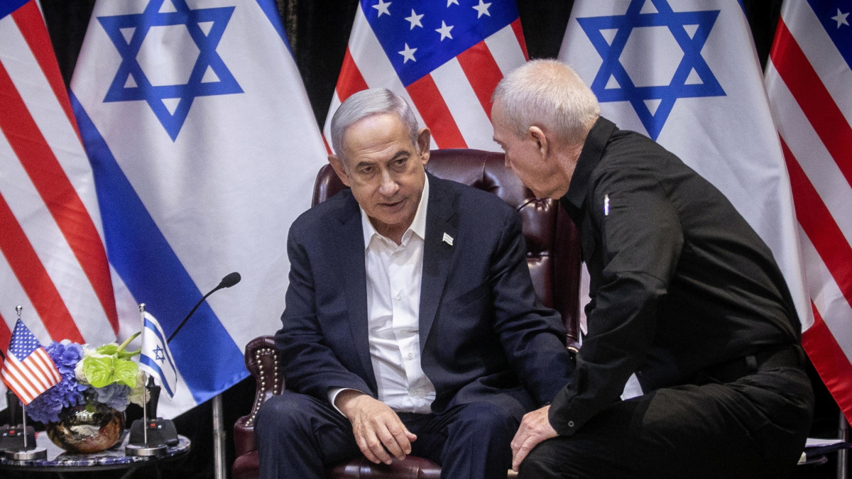 Il primo ministro di Israele Benjamin Netanyahu con l’allora ministro della Difesa (poi estromesso) Yoav Gallant a Tel Aviv il 18 ottobre 2023