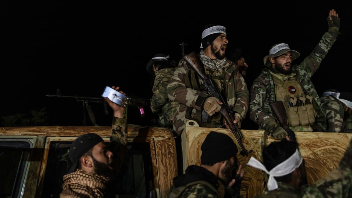 Soldati del Fronte nazionale di liberazione si preparano ad attaccare Aleppo in Siria insieme ai jihadisti di Hayat Tahrir al-Sham (foto Ansa)
