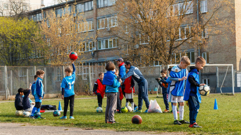 «All’armi! I bambini tracciati col gps giocano a calcio». Strasburgo li rieduca