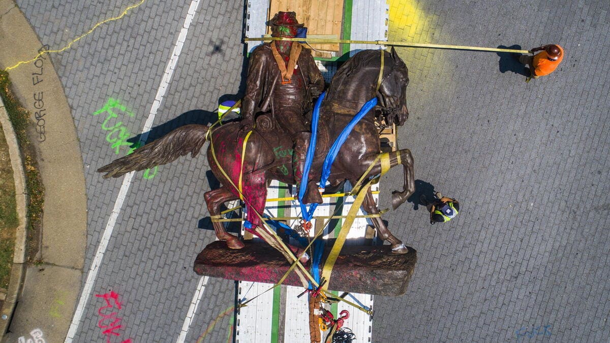 La statua del generale J.E.B. Stuart dell'esercito confederato rimosso a Richmond, Virginia, sull'onda delle proteste di Black Lives Matter, 7 luglio 2020 (foto Ansa)