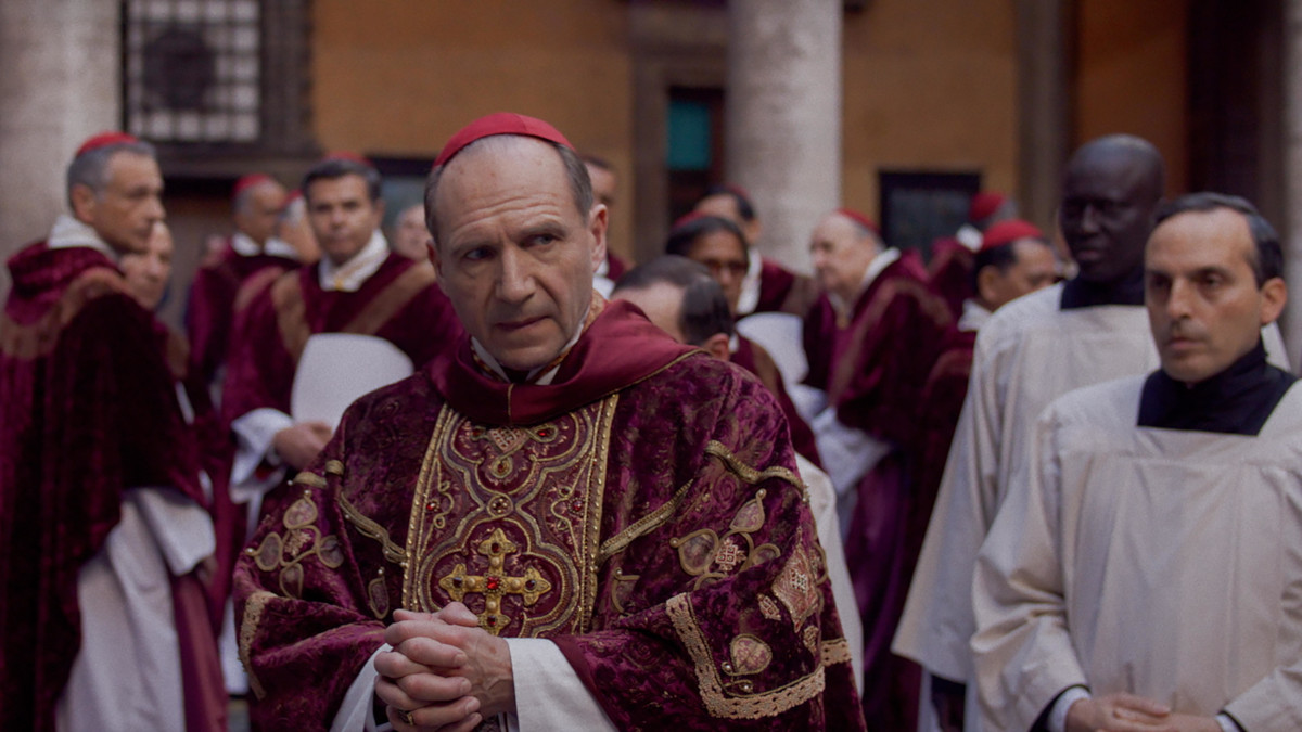 Fotogramma del film “Conclave” di Edward Berger con Ralph Fiennes