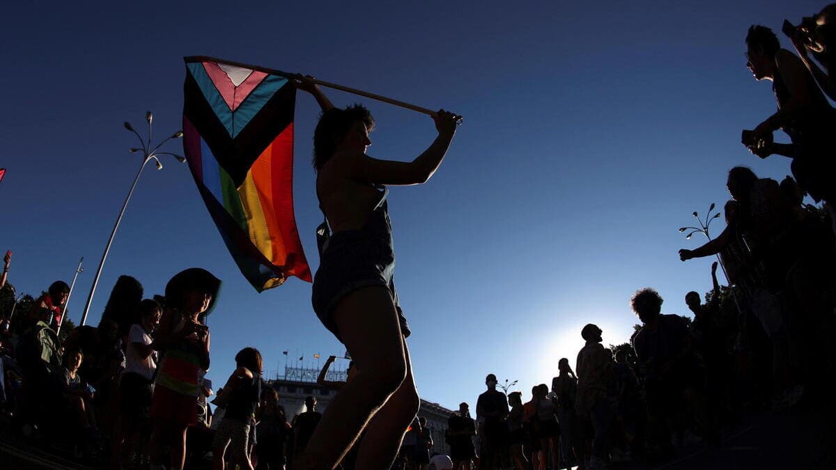 La bandiera dei diritti gay e trans al pride di Madrid (foto Ansa)