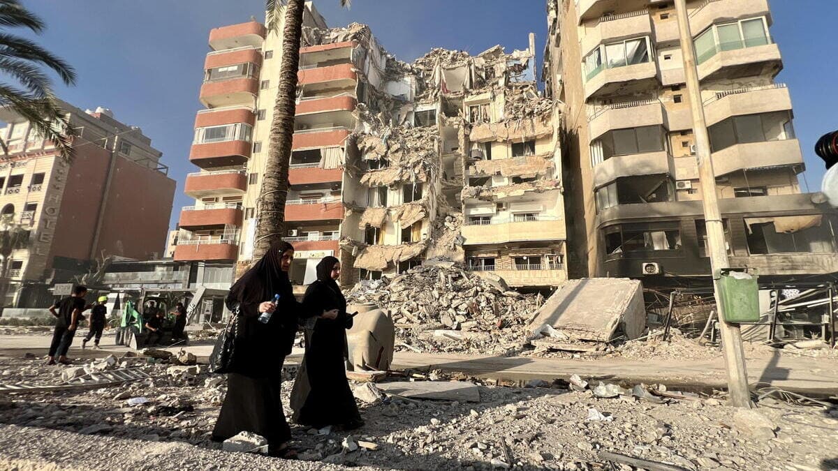 Un edificio semidistrutto dalle bombe israeliane a Tiro, in Libano