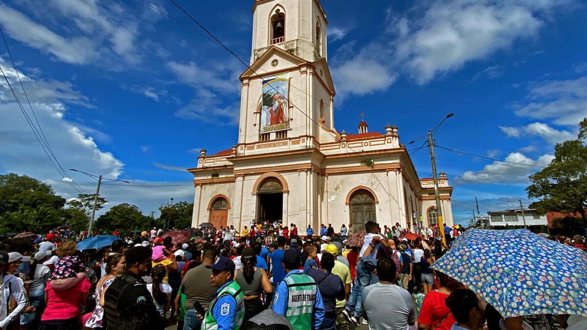 La polizia del regime sandinista impedisce una processione religiosa nella chiesa di San Jeronimo a Masaya nel 2022