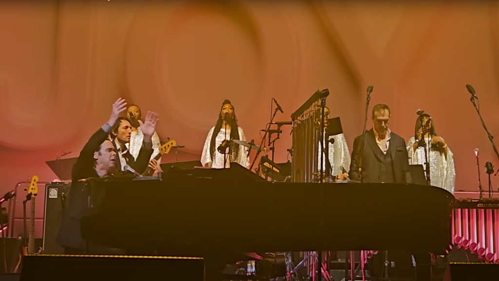 Nick Cave and The Bad Seeds durante l’esecuzione di “Joy” a Parigi il 27 novembre scorso