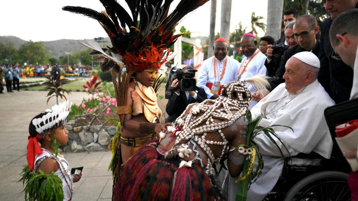 Papa Francesco in visita al santuario di Santa Maria Ausiliatrice, Port Moresby, Papua Nuova Guinea, 7 settembre (foto Ansa)