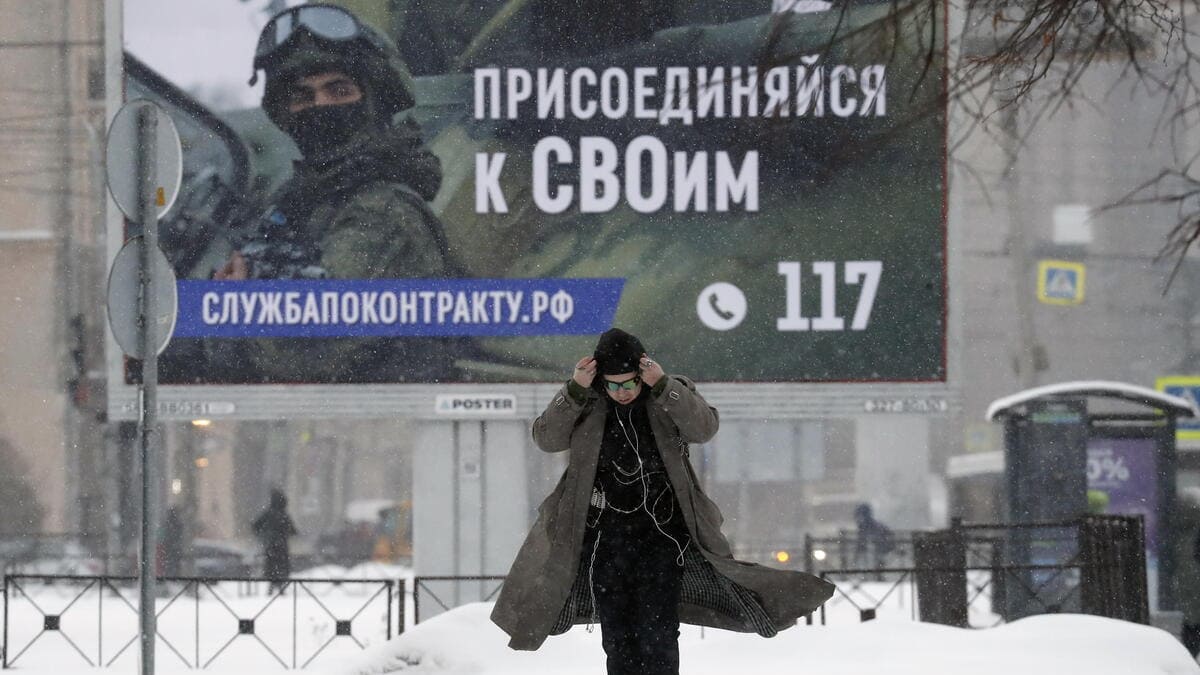 Cartellone pubblicitario che invita a unirsi alle forze armate russe, San Pietroburgo, Russia, 11 gennaio 2024 (foto Ansa)