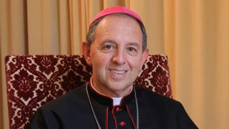 Il controcanto cattolico di un vescovo. Incontro a Torino