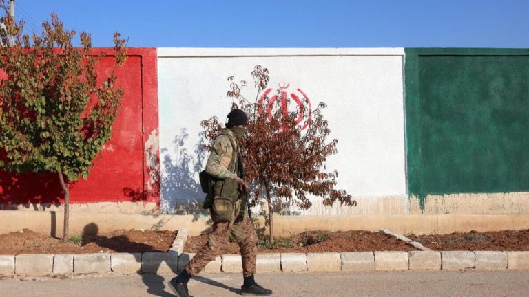 Perché l’Occidente guarda con condiscendenza gli islamisti che hanno cacciato Assad