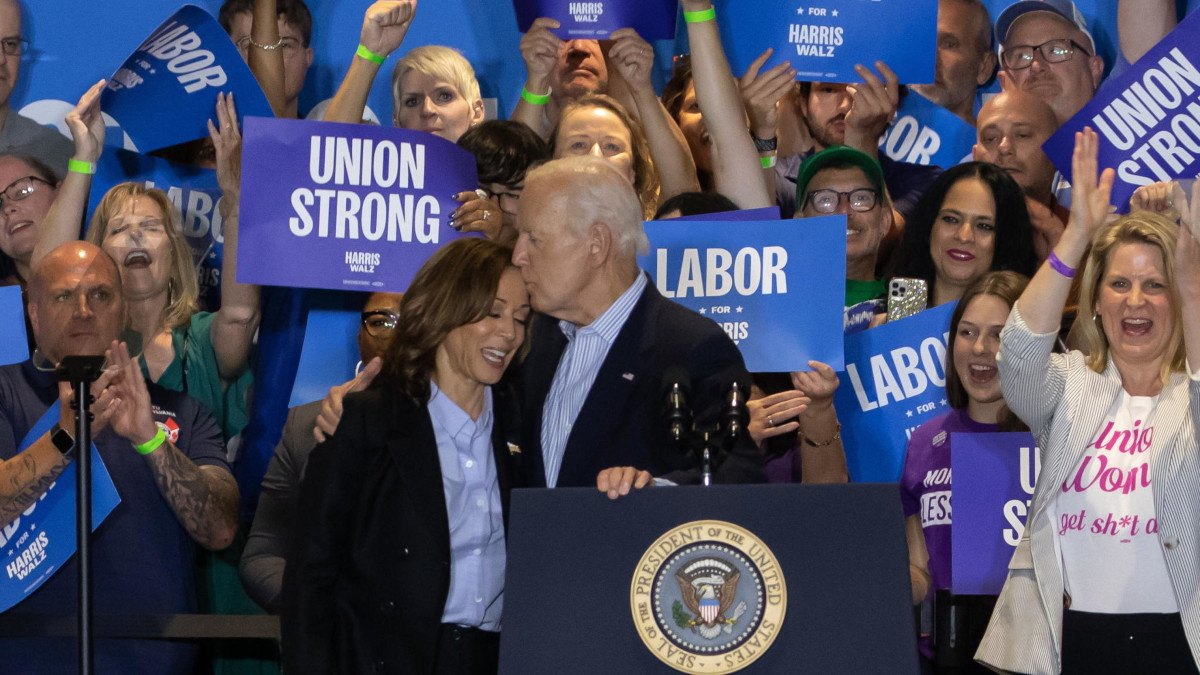 Il presidente americano uscente Joe Biden nel settembre scorso in campagna elettorale con la allora candidata del Partito democratico alle presidenziali Kamala Harris (foto Ansa)