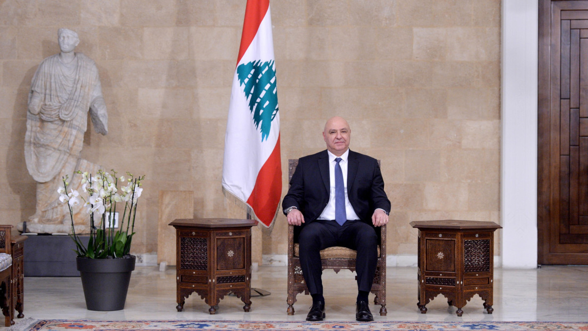 Il neo eletto presidente del Libano Joseph Aoun in posa per la foto ufficiale prima della cerimonia per il giuramento in Parlamento a Beirut, 9 gennaio 2025 (foto Ansa)