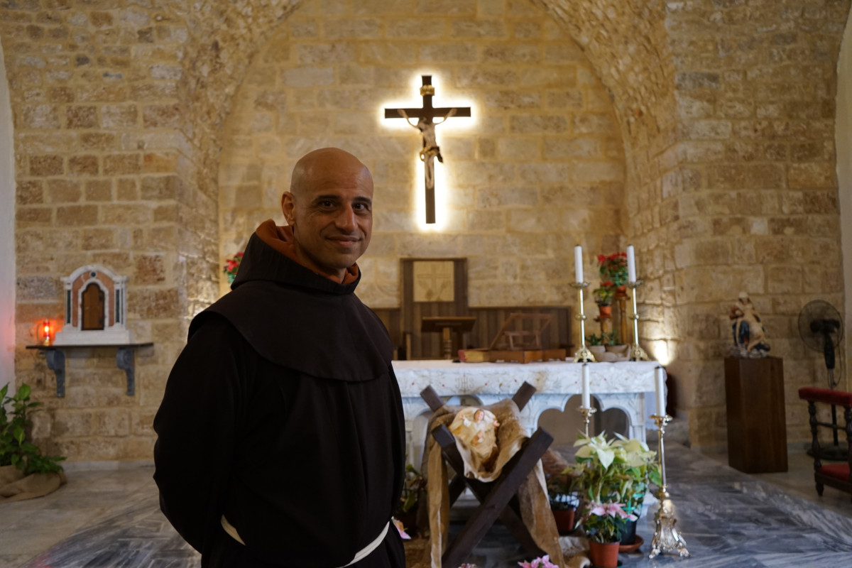 Fra Toufic Bou Merhi nella chiesa del convento di Sant’Antonio da Padova a Tiro