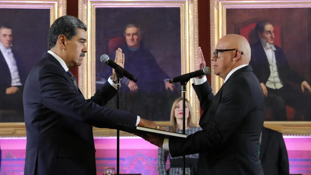 Nicolas Maduro presta giuramento alla presenza del presidente dell'Assemblea nazionale del Venezuela, Jorge Rodriguez, a Caracas, Venezuela, 10 gennaio 2025 (foto Ansa)