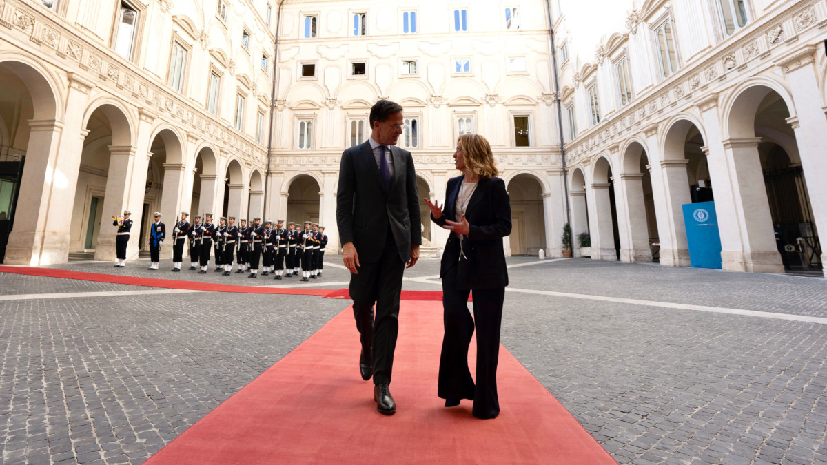 Il segretario generale della Nato Mark Rutte a Palazzo Chigi con Giorgia Meloni il 5 novembre scorso (foto Ansa)