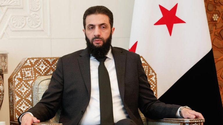 Al-Jolani si traveste da Assad e si autoproclama “presidente” della Siria