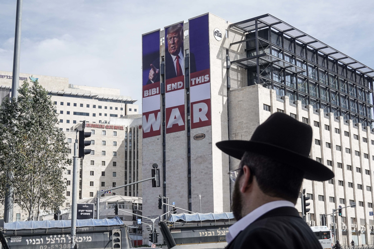 Il presidente eletto degli Stati Uniti Donald Trump da una maxi affissione a Gerusalemme intima al premier israeliano “Bibi” Netanyahu di «mettere fine a questa guerra» a Gaza, 15 gennaio 2025 (foto Ansa)