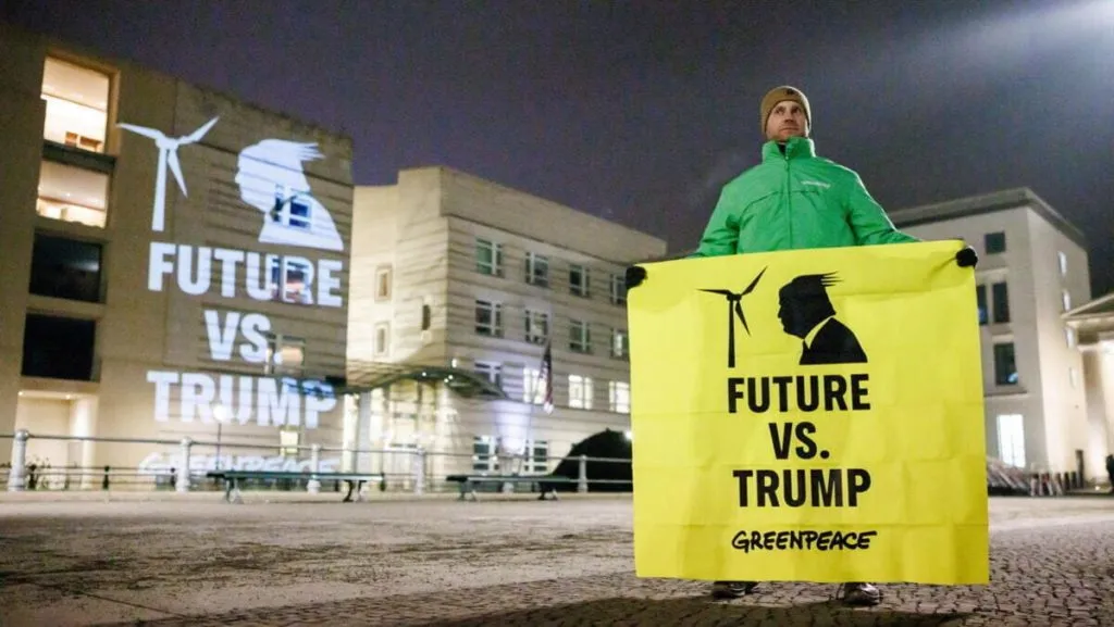 La campagna di Greenpeace a Berlino contro Trump e il ritiro degli Stati Uniti dall’Accordo di Parigi sul clima (foto Ansa)
