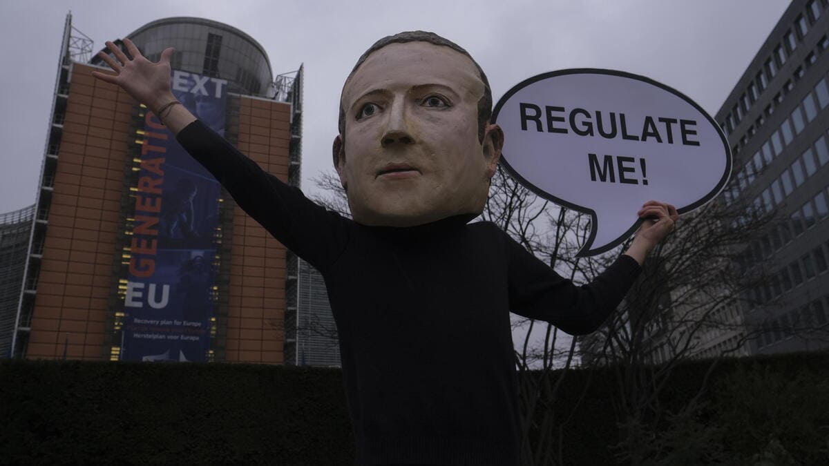 Un pupazzo di Mark Zuckerberg esposto a Bruxelles nel 2020 (foto Ansa)