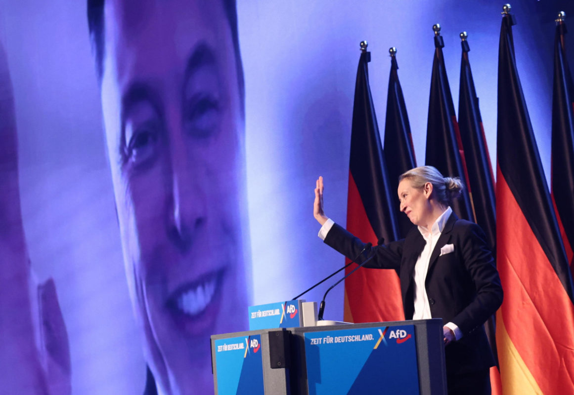 La candidata alla cancelleria per Afd Alice Weidel dialoga in collegamento web con Elon Musk all’evento di apertura della campagna elettorale in vista del voto del 23 febbraio, Halle, Germania, 25 gennaio 2025 (foto Ansa)