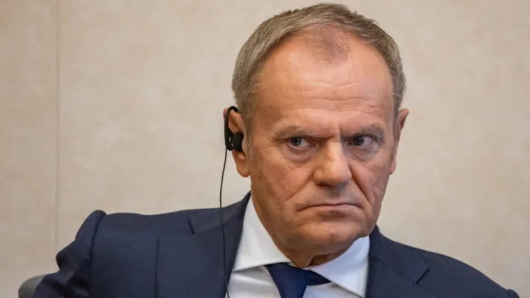 La guerra di Tusk alla Chiesa travolge pure papa Wojtyla e la legge sull’aborto