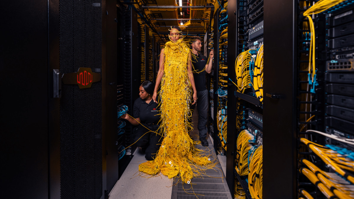 “La personificazione di internet”, un abito realizzato con 3.600 metri di cavi di rete da Maximilian Raynor e Equinix per la London Fashion Week 2025