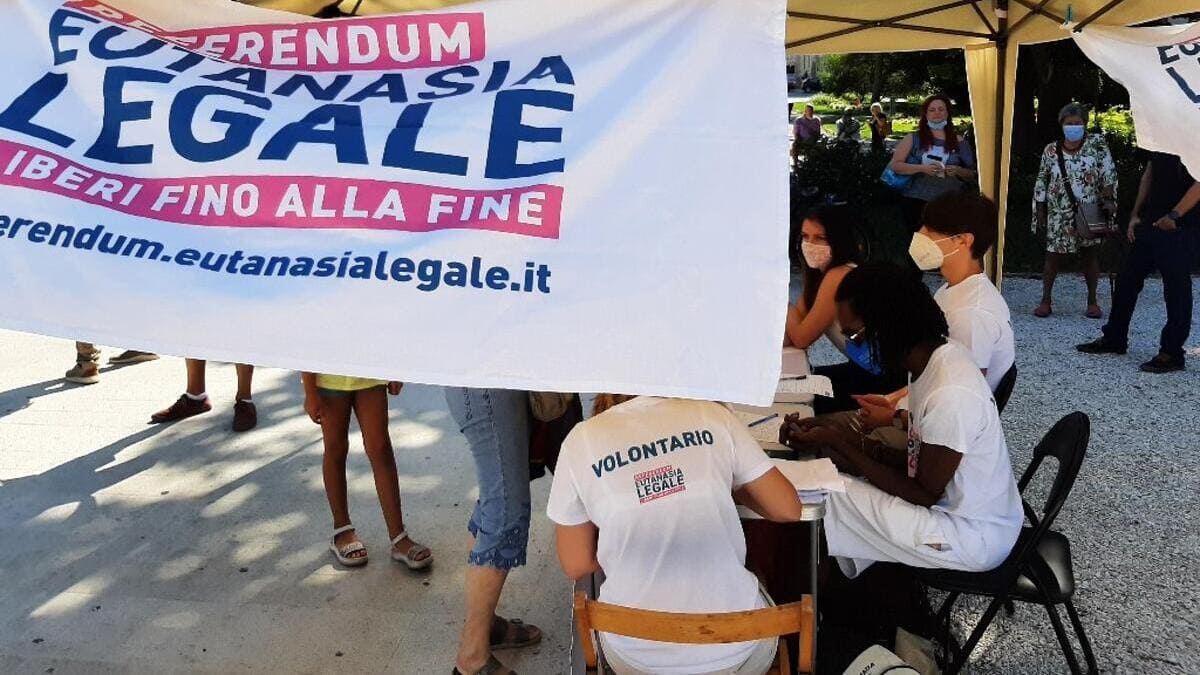 banchetto raccolta firme per eutanasia