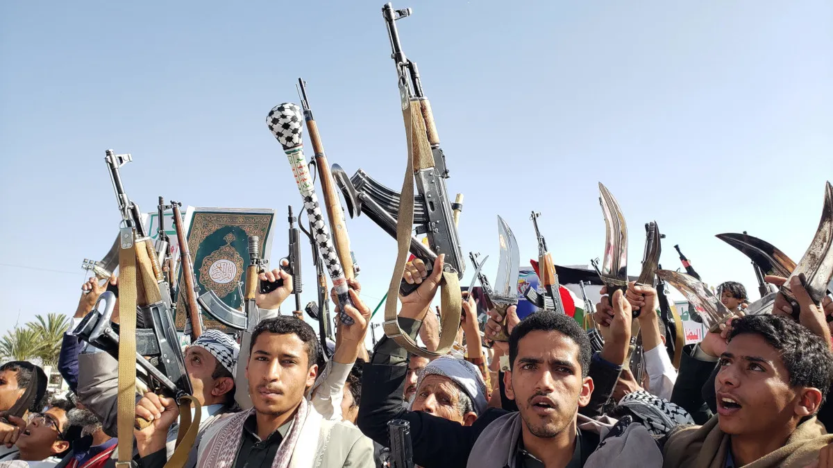 Manifestazione houthi a Sanaa, Yemen, contro la linea adottata dal presidente americano Donald Trump su Gaza, 14 febbraio 2025 (foto Ansa)