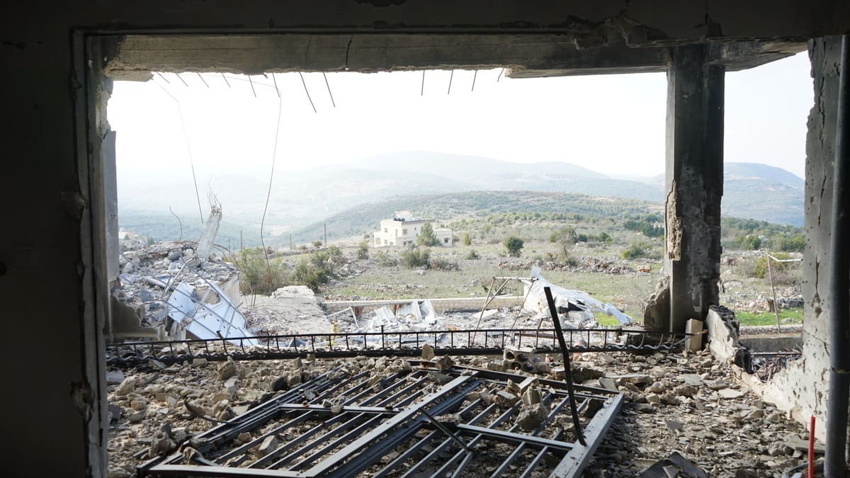 La vista sulle colline del sud del Libano da una casa distrutta nel villaggio di Kawzah (foto Tempi)
