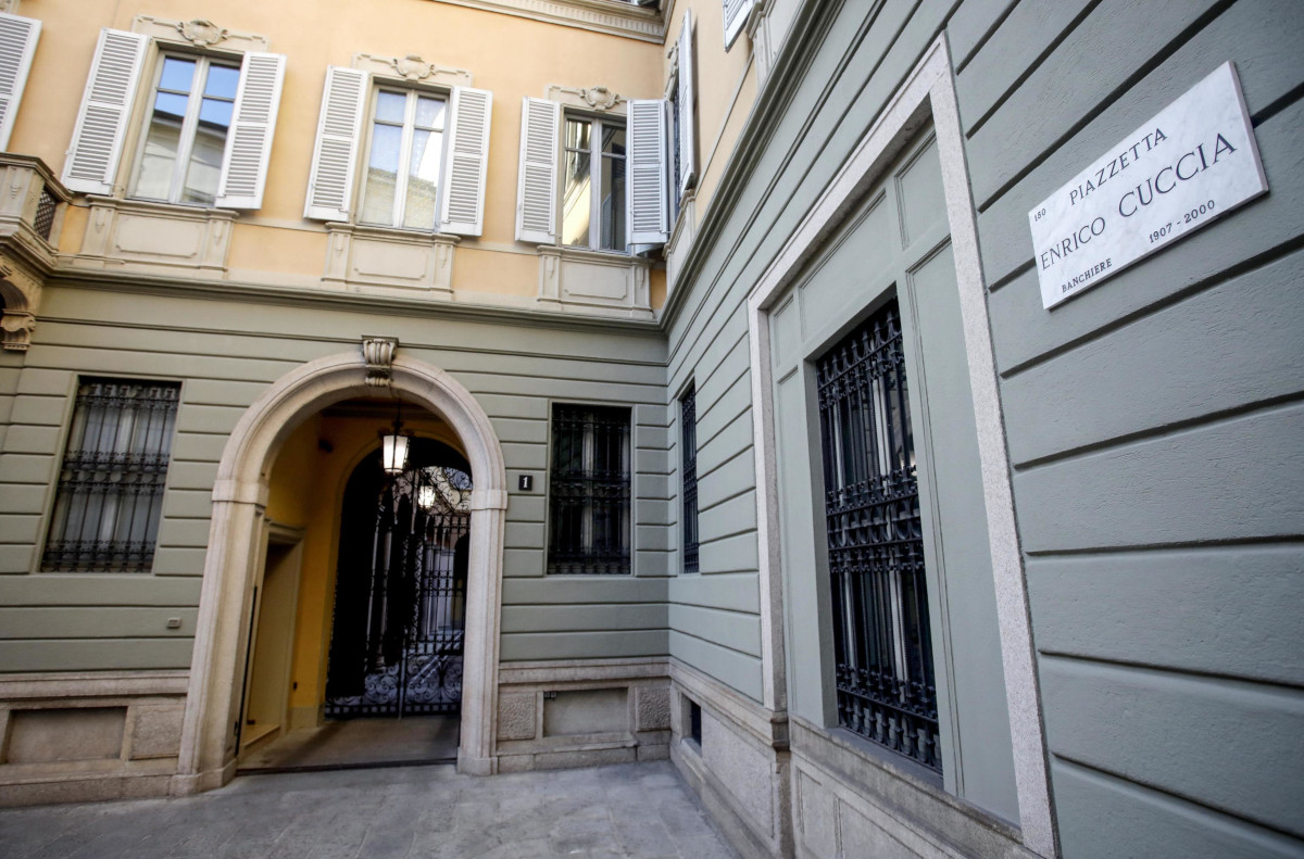 La sede di Mediobanca Premier in piazzetta Enrico Cuccia a Milano (foto Ansa)