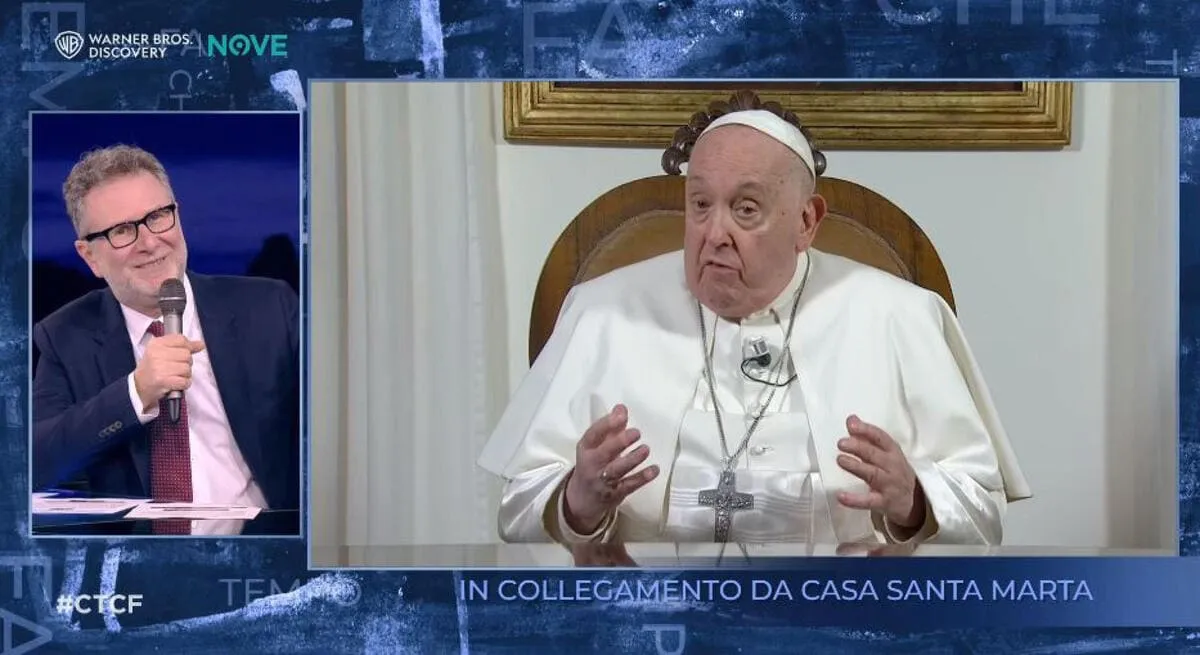 Un frame di Papa Francesco in collegamento con la trasmissione 'Che tempo che fa' condotta da Fabio Fazio, 14 gennaio 2024 (foto Ansa)