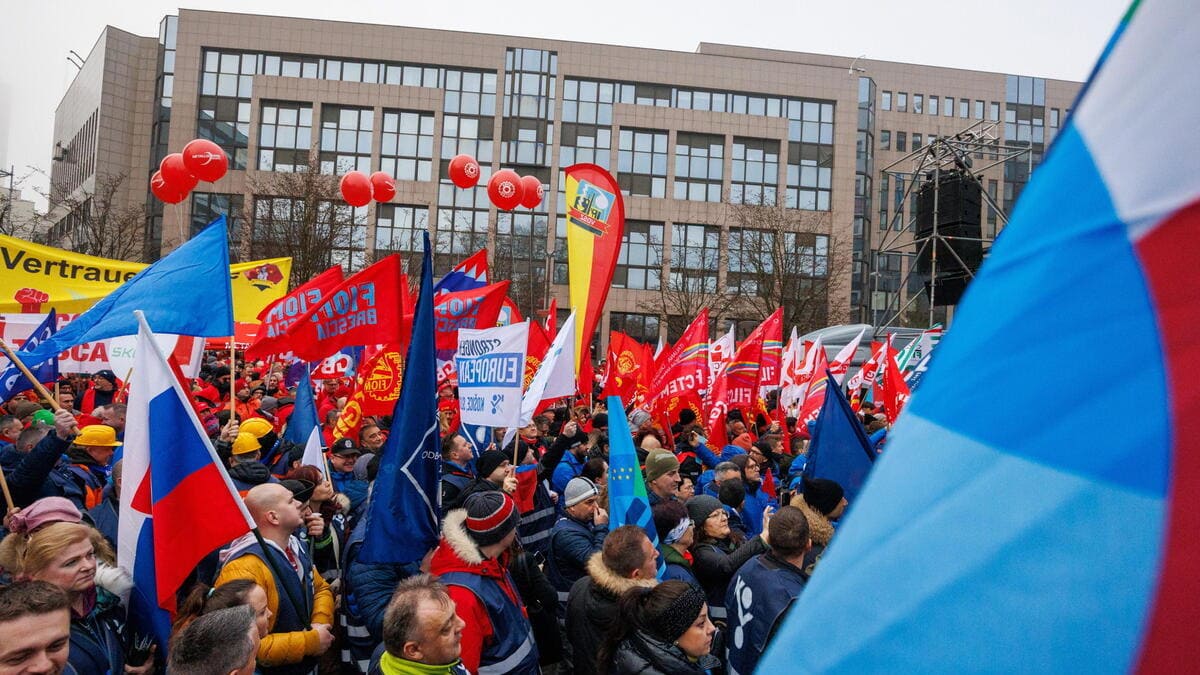 Manifestazione dei sindacati europei a Bruxelles contro le politiche del Green deal, 5 febbraio 2025 (foto Ansa)