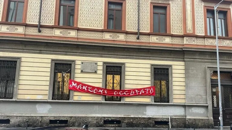 Lo stanco rito dell’occupazione al Manzoni, senza fantasia né opposizioni