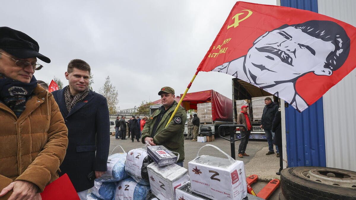 Il Partito comunista russo invia aiuti nell'Ucraina occupata (foto Ansa)