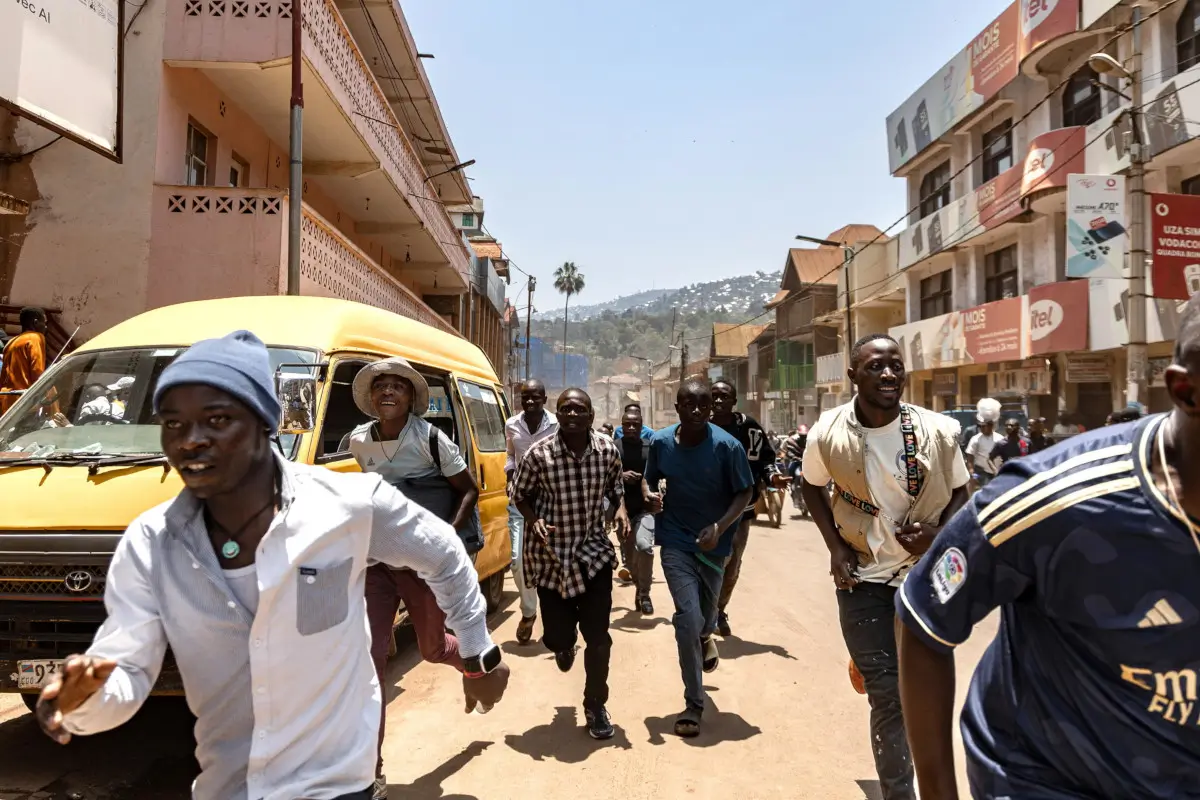 Gente in fuga da una zona di Bukavu (Kivu meridionale) attaccata dai ribelli di M23, Repubblica Democratica del Congo, 27 febbraio 2025 (foto Ansa)