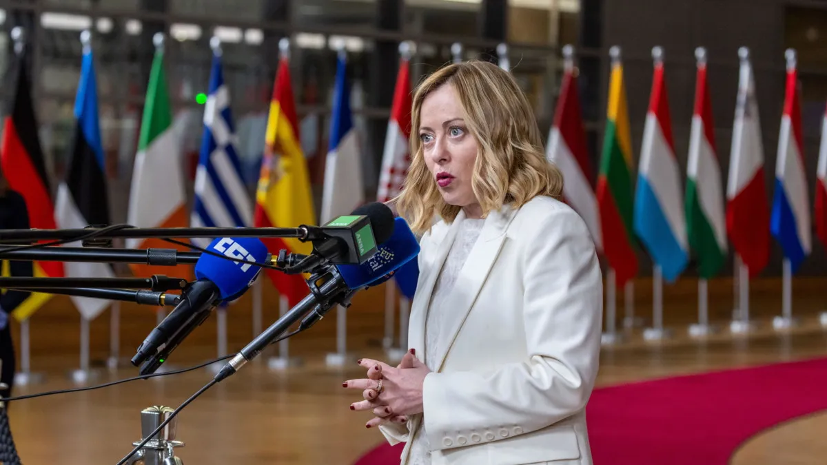 Il presidente del Consiglio Giorgia Meloni davanti ai giornalisti dopo il Consiglio europeo straordinario sull’Ucraina, Bruxelles, 6 marzo 2025 (foto Ansa)
