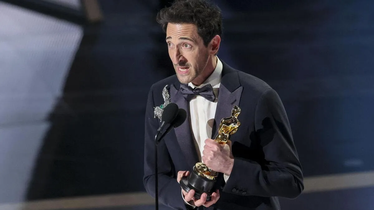 Adrien Brody ha vinto il premio come miglior attore protagonista agli Oscar 2025 nel film The Brutalist (foto Ansa)