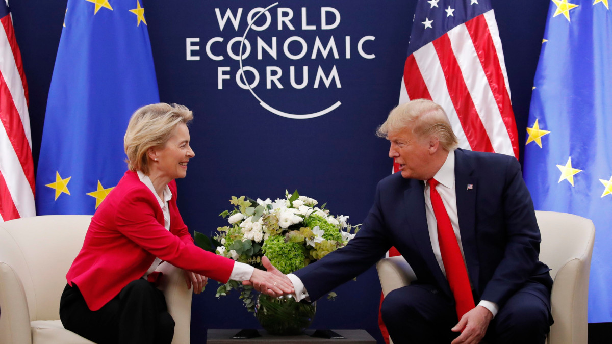 La presidente della Commissione europea Ursula von der Leyen con il presidente americano Donald Trump al World Economic Forum 2020 a Davos (foto Ansa)