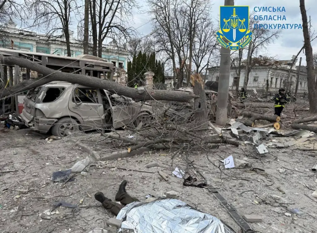 La devastazione causata dall’attacco russo della Domenica delle palme a Sumy, Ucraina, 13 aprile 2025 (foto Ansa)