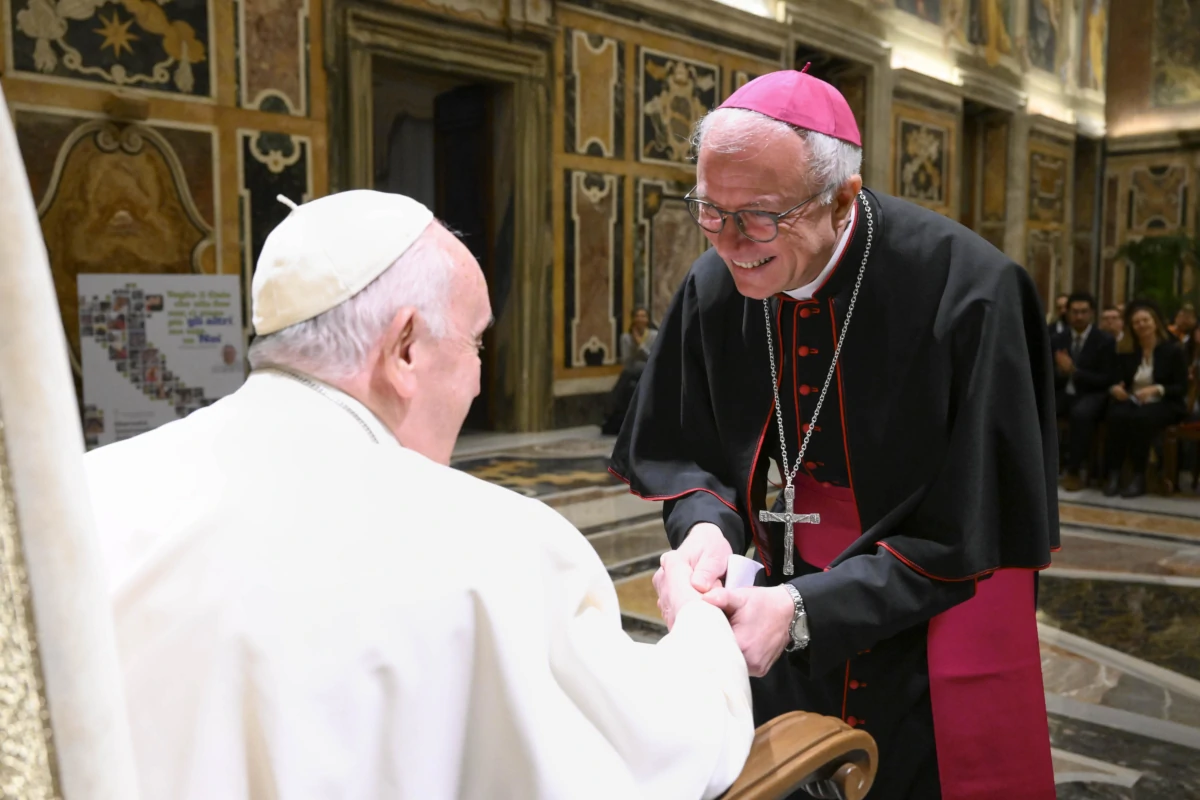 Il segretario generale della Cei monsignor Giuseppe Baturi, arcivescovo di Cagliari, con papa Francesco in Vaticano nel 2022 (foto Ansa)