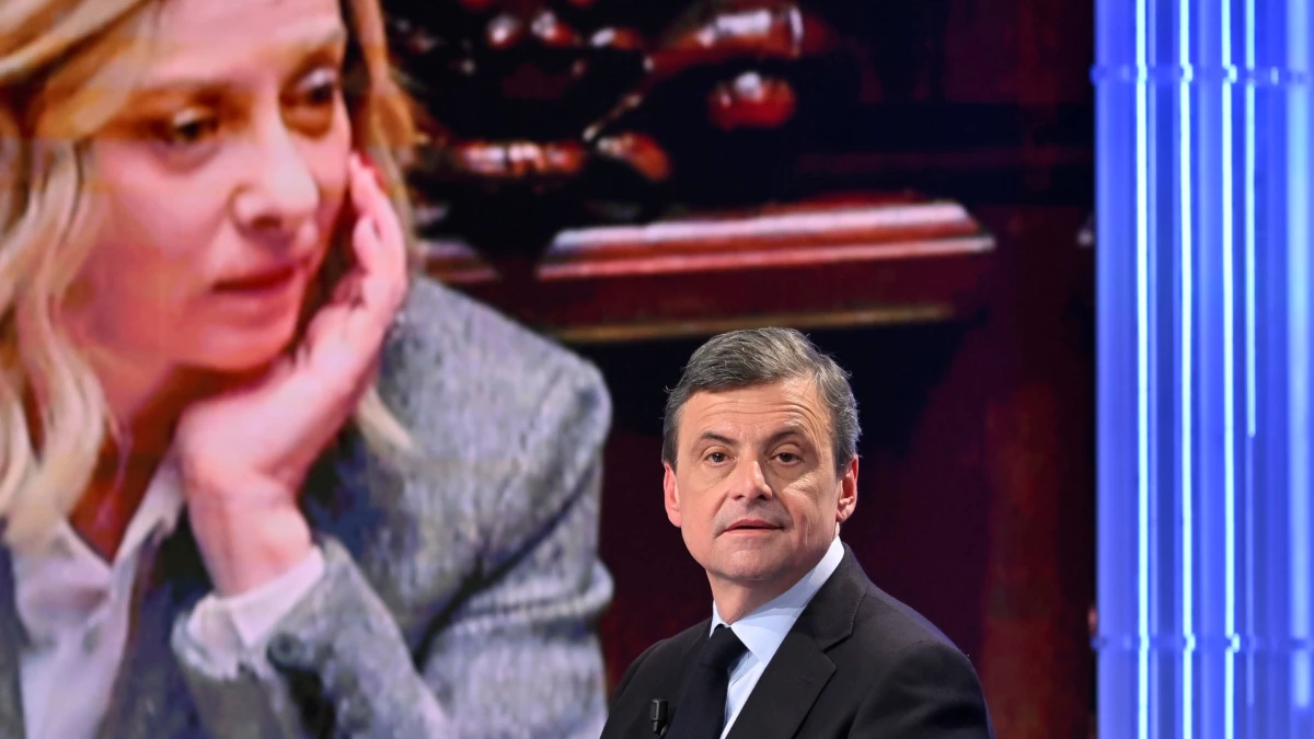 Il leader di Azione Carlo Calenda. Sullo sfondo un’immagine proiettata di Giorgia Meloni (foto Ansa)